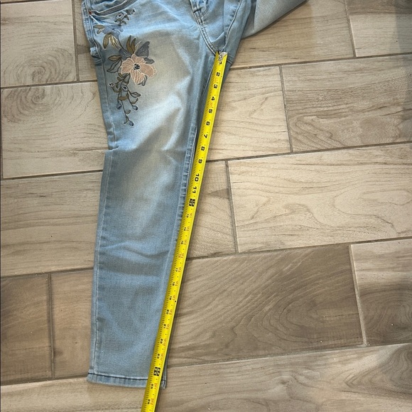 Kensie Embroidered Lightwash Jeans - Picture 10 of 10